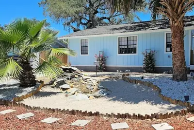 Image de Sunset Bungalows - Triplex with Fenced Yard, Heated Pool, and near Beach and Dt