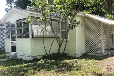 Image de Sunny little cottage in the heart of St. Petersburg, Florida