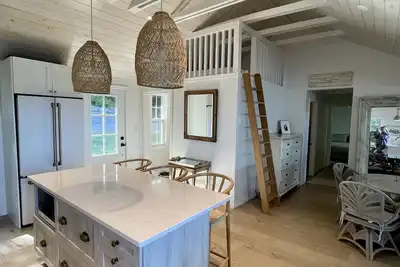 Image de Refurbished cottage on Loughborough Lake w/deck featuring sunset views.