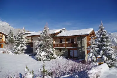 Image de Grand Chalet - Pierres et Bois - au Coeur D'un Village Savoyard Pittoresque