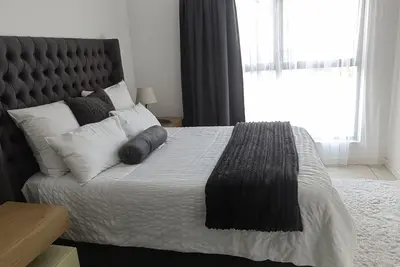 Image de Enjoy a one bedroom ensuite with an open plan lounge and kitchen