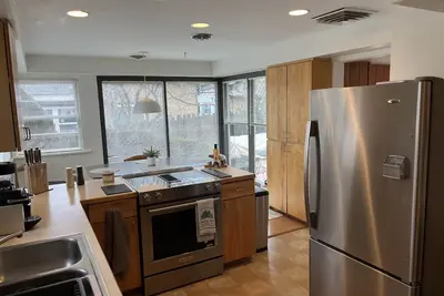 Image de Beautiful Newlands neighboorhood, quiet. Close to trails and shopping.