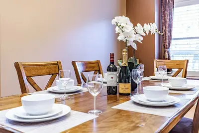 Image de Wedgewood Ravine • Heated Garage • Accessible • Luxurious and Spacious 5-Bedroom Bungalow