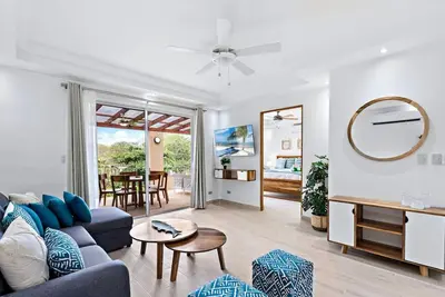 Image de Gav5: New Modern Condo Walking Distance to Beach