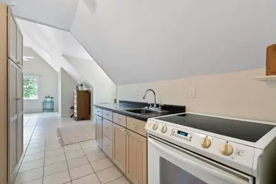 Image de Cozy open concept above garage apartment. 4 beds. Cottage Kitchen.