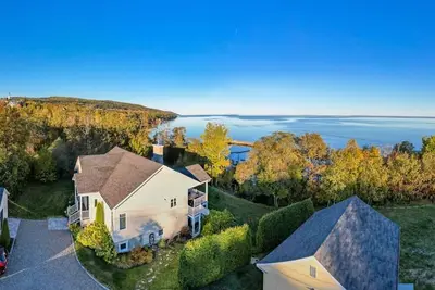 Image de Hôtel à la maison - Chalet de la Grève avec spa!