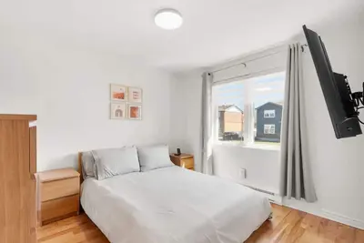 Image de 15 miles to Downtown Mtl - Ev charger, fenced yard. \n\n