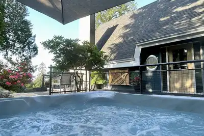 Image de Coastal Contemporary Retreat with Hot Tub