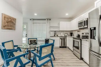 Preston Hollow Charming Cottage / Large Yard