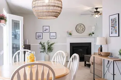 Image de Clean & Spacious Home, Centrally Located, Near Attractions w/large Fenced Yard