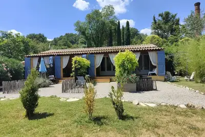 Image de Propriété avec 4 chambres d’hôtes La Belle Rivière  dans un grand parc ombragé