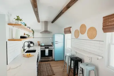 Image de Renovated Bright, Fun, Airy, Fire Pit Backyard, Bikes & Beach Badges