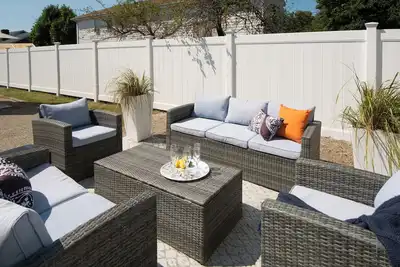 Image de Ocean Views & Private Yard in Spacious Designer Home. Perfect for Large Families