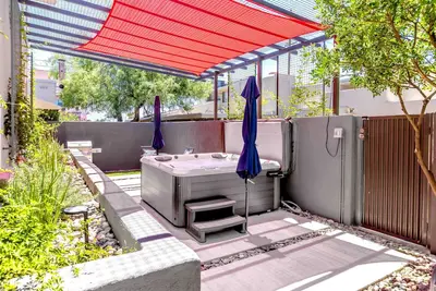 Image de Modern Loft with Lush Garden and Spa in Historic Sam Hughes Neighborhood U of Az