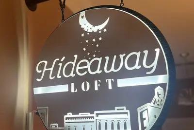 Image de Hideaway Loft on Historic Main Street in Beautiful Brick Building.