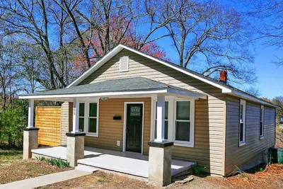 Image de Sunny Hill Lincolnton Cottage | 4 Beds Close to Main St Shopping, Outdoor Deck