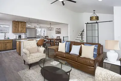 Image de West-End Wonderful - Brand New Custom 4 Bedroom 2 1/2 Bath