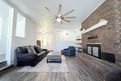 Image de Unique & Newly Renovated Farmhouse w/ Pool & Spring Fed Creek Access