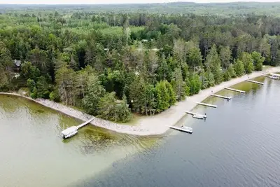 Image de Cabins for family reunions, retreats, & gatherings. Pristine lake. Large lodge.