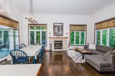 Image de Beautiful Chalet Nestled in the Heart of Mt Tremblant. Contact for Monthly Rates