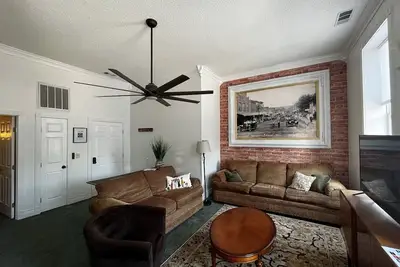 Image de Brickhaven Loft on Historic Main Street - walk to Spring River, State Park, more