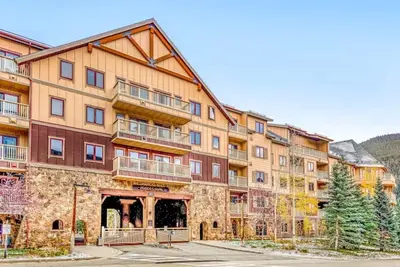 Image de Vibrant Red Hawk 2br condo - walk to slopes w/ hot tub, pool, gym & ski lockers!
