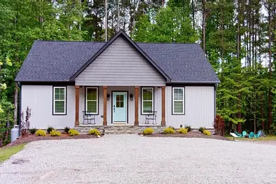 Image de New property at Kerr Lake with dock! Family-sized w/ game room and large porch!