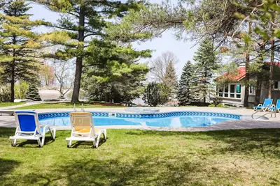 Image de 1 bedroom with loft 2-story cottage with grill, heated outdoor pool