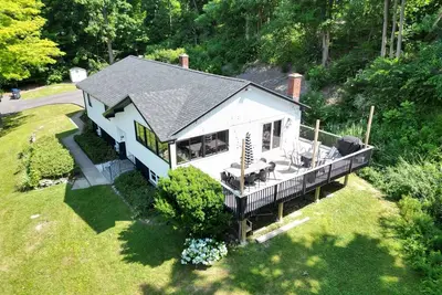 Image de Sleeps 18! Dock, Lake access, pool table, 2 kitchens, Large area to entertain.