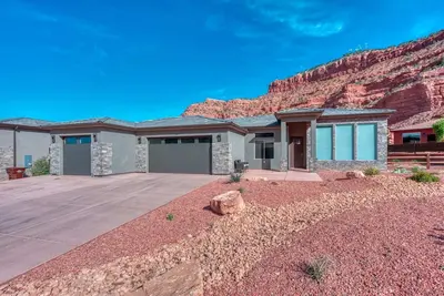 Image de Upscale Home w/ Ping‑Pong, Gym & Pool Access