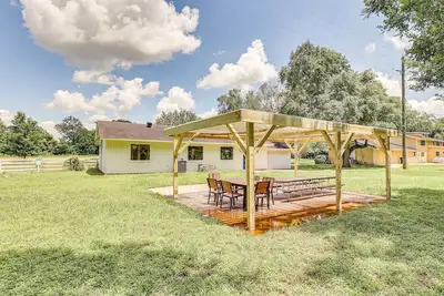 Image de Bright Wallis Cottage w/ Pergola & Grill!