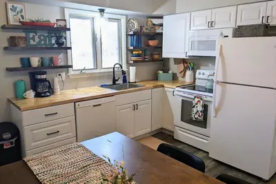 Image de Colorful & Bright Blue Ranch House close to Ksu Football stadium