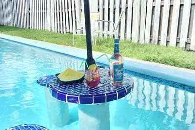 Image de Have a great relaxing time with the whole family in this pool getaway!