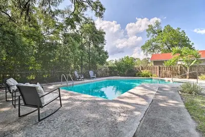 Image de Cozy pool house minutes to the Zoo!