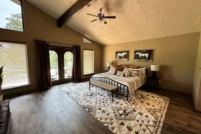 Image de 1980s Rustic Ranch house is the Perfect Place for events at the Lazy E.