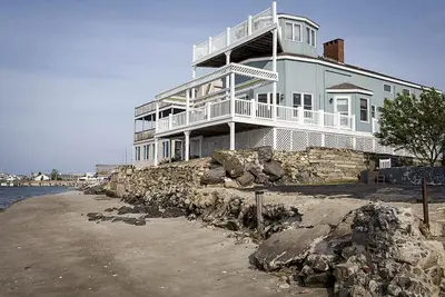 Image de Harbor House in Seabrook, Nh featured on Hgtv's Beach Hunters!