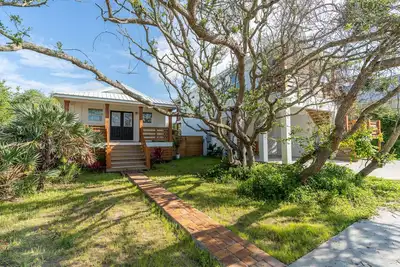 Image de Paradise Found! \nJust steps to the sand with this Villa on Vilano Beach.