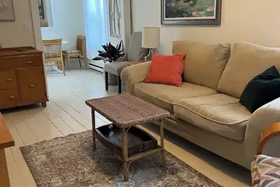 Image de Charming historic building mins walk to beach, downtown, train and amenities