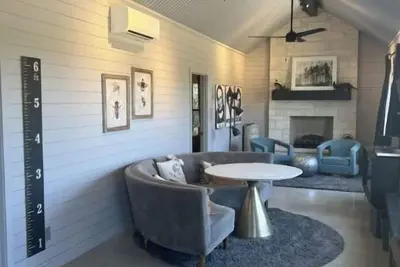 Image de Beautiful Hill Country Charm. 88 acres with mini farm animals.