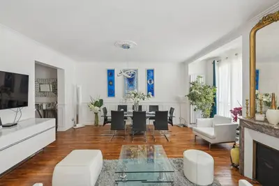 Image de Élégance parisienne près des Champs-Élysées