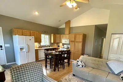 Image de Mother in Law apartment overlooking landscaped yard and ponds, Ada ramp.