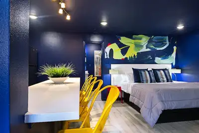 Image de Your Montrose Studios! Sleeps 50/25br/25ba/25pa