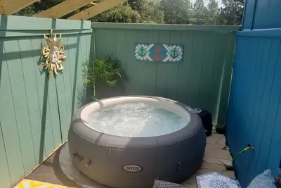 Image de Adorable Tiny House that's pet friendly! Hot Tub. Walk to popular wedding venue.