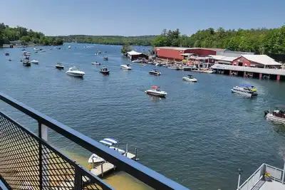 Image de Discover lake life living at its finest in our 2 bedroom  on Lake Winnipesaukee!