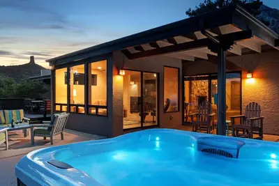 Image de Lodge style home, A+ location, hot tub, Bbq & more