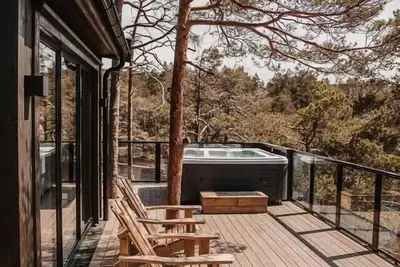 Image de Luxurious Tree Top Cabin by the lake
