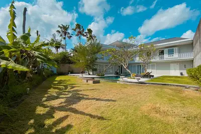 Image de Large luxury enclosed villa, perfect location