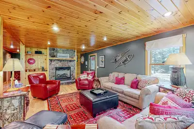 Image de Log cabin 1 mile from Sunday River with hot tub, fireplace & Ping-Pong