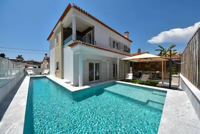 Hide&sea Aroeira Villa w/ Heated Pool at the Beach