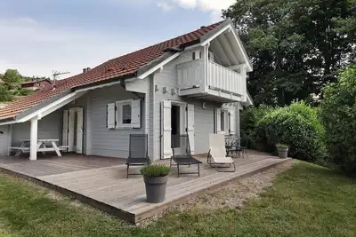 Image de Chalet avec terrasse, jardin privé, balcon et vue sur le lac
